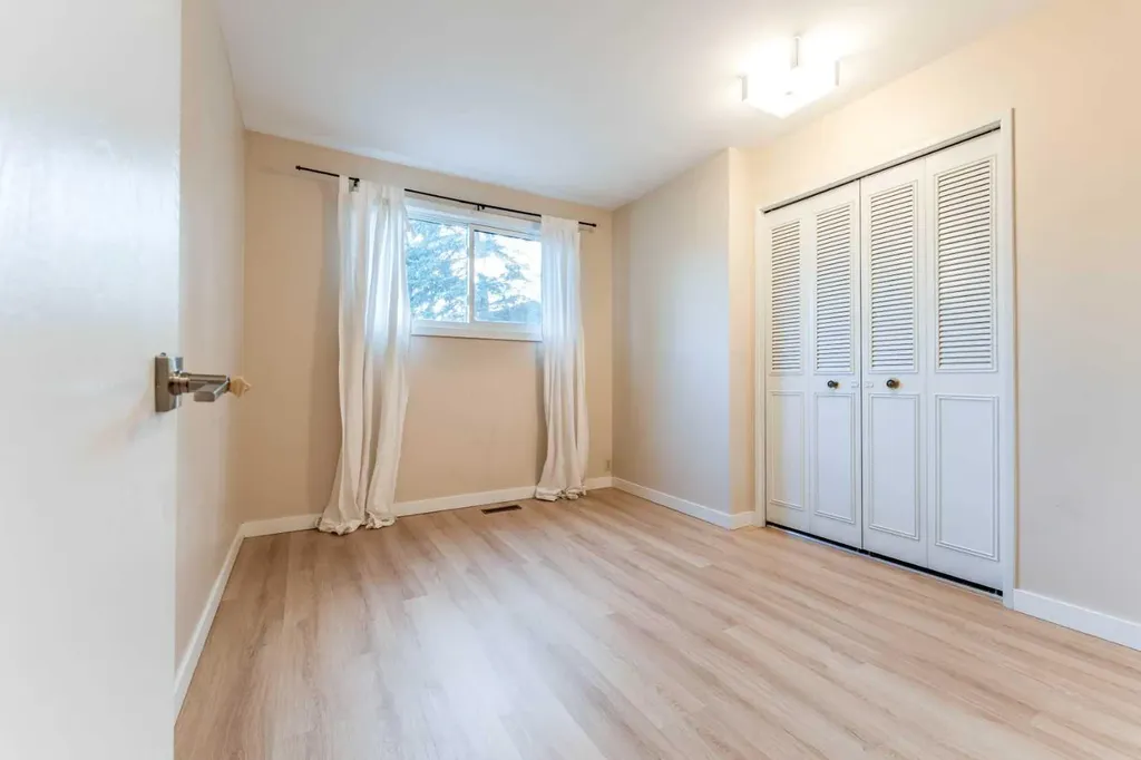 139 Edgehill Place NW Calgary AB T3A 2S4