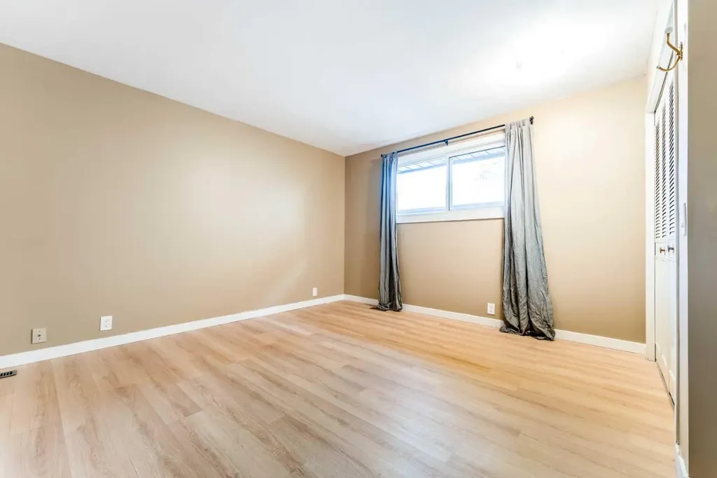 139 Edgehill Place NW Calgary AB T3A 2S4