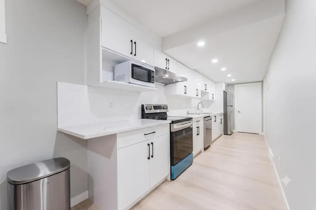 139 Edgehill Place NW Calgary AB T3A 2S4