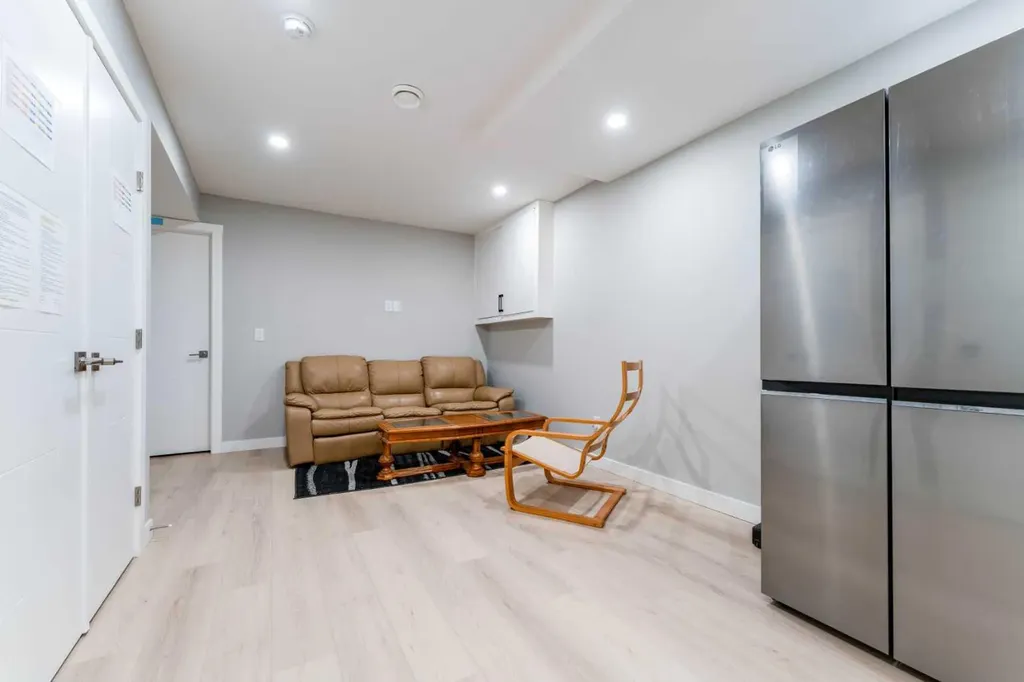 139 Edgehill Place NW Calgary AB T3A 2S4