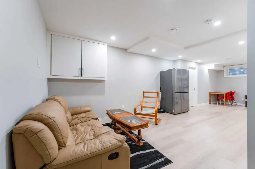 139 Edgehill Place NW Calgary AB T3A 2S4