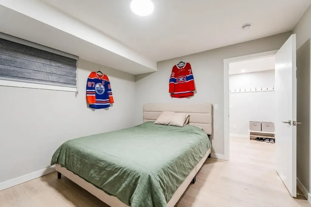 139 Edgehill Place NW Calgary AB T3A 2S4