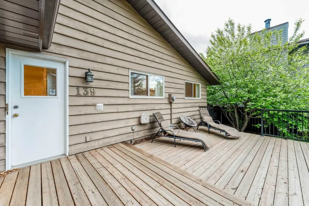 139 Edgehill Place NW Calgary AB T3A 2S4