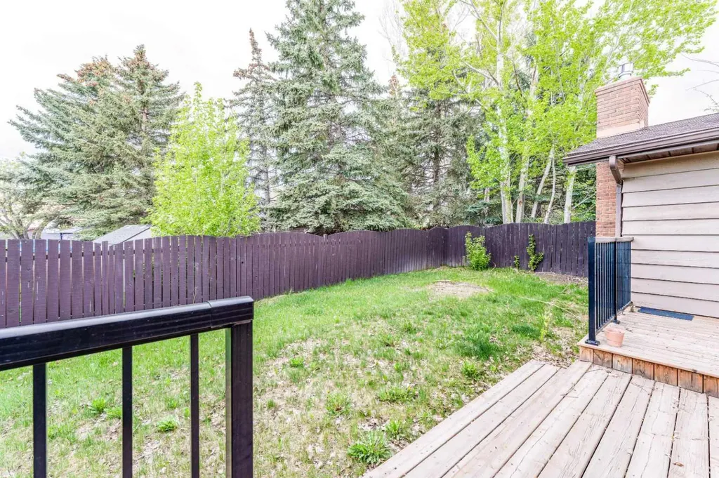 139 Edgehill Place NW Calgary AB T3A 2S4