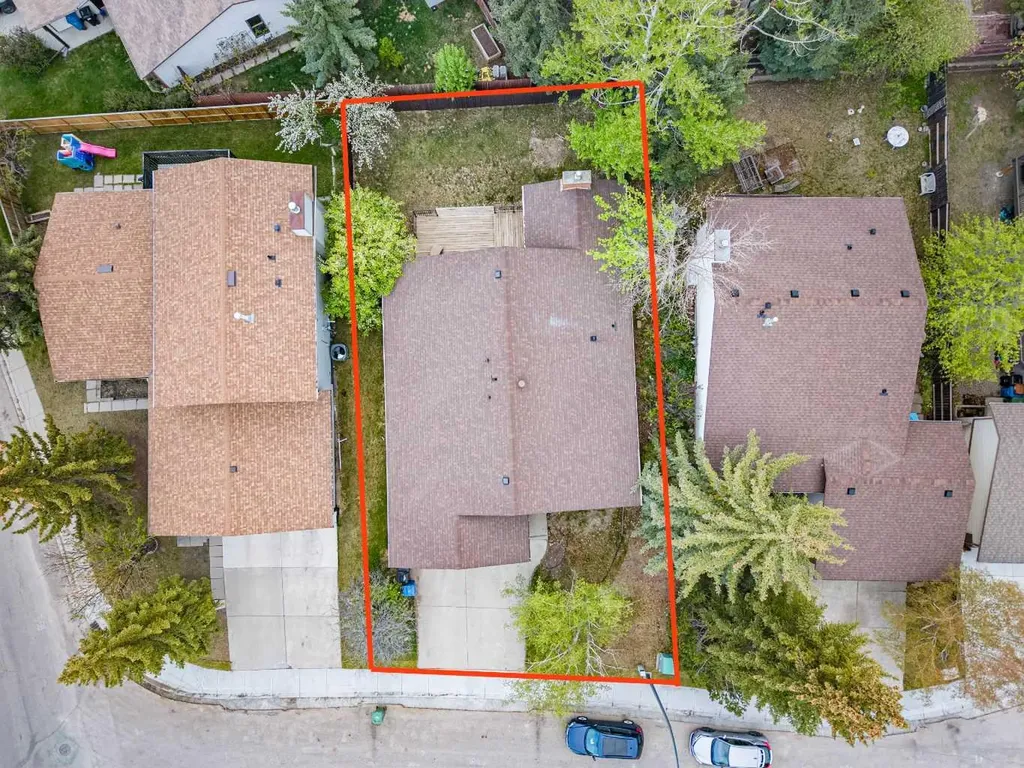 139 Edgehill Place NW Calgary AB T3A 2S4
