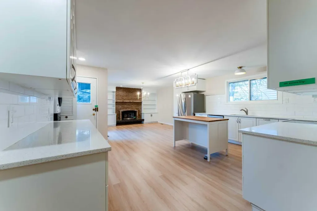 139 Edgehill Place NW Calgary AB T3A 2S4