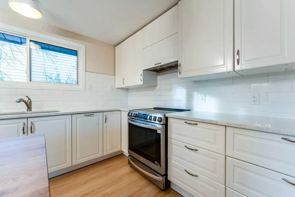 139 Edgehill Place NW Calgary AB T3A 2S4