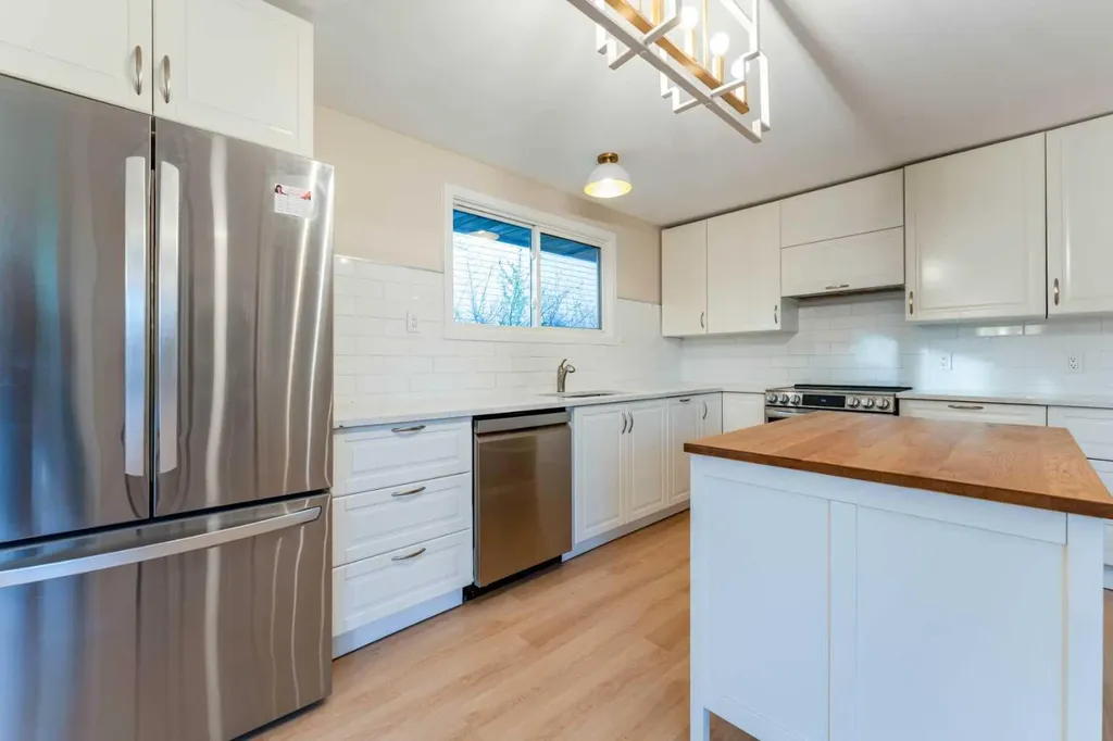 139 Edgehill Place NW Calgary AB T3A 2S4