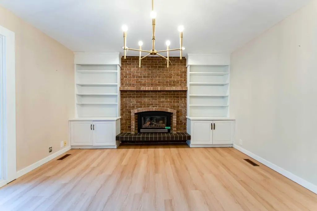 139 Edgehill Place NW Calgary AB T3A 2S4
