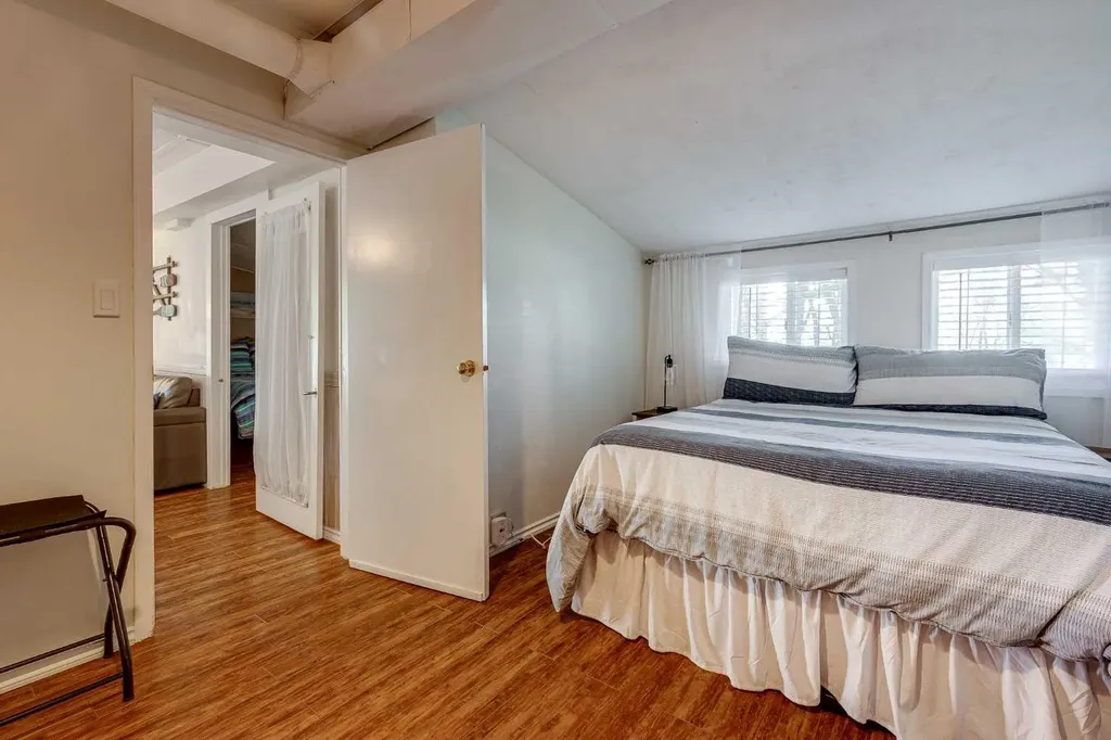 5043 51 Street Sylvan Lake AB T4S 1G6
