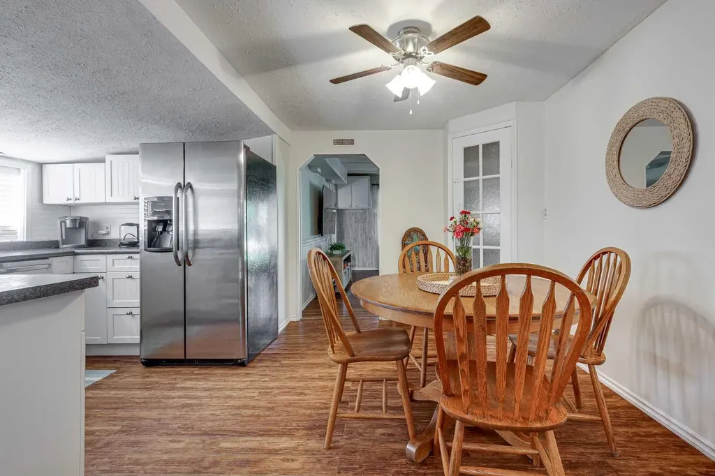 5043 51 Street Sylvan Lake AB T4S 1G6
