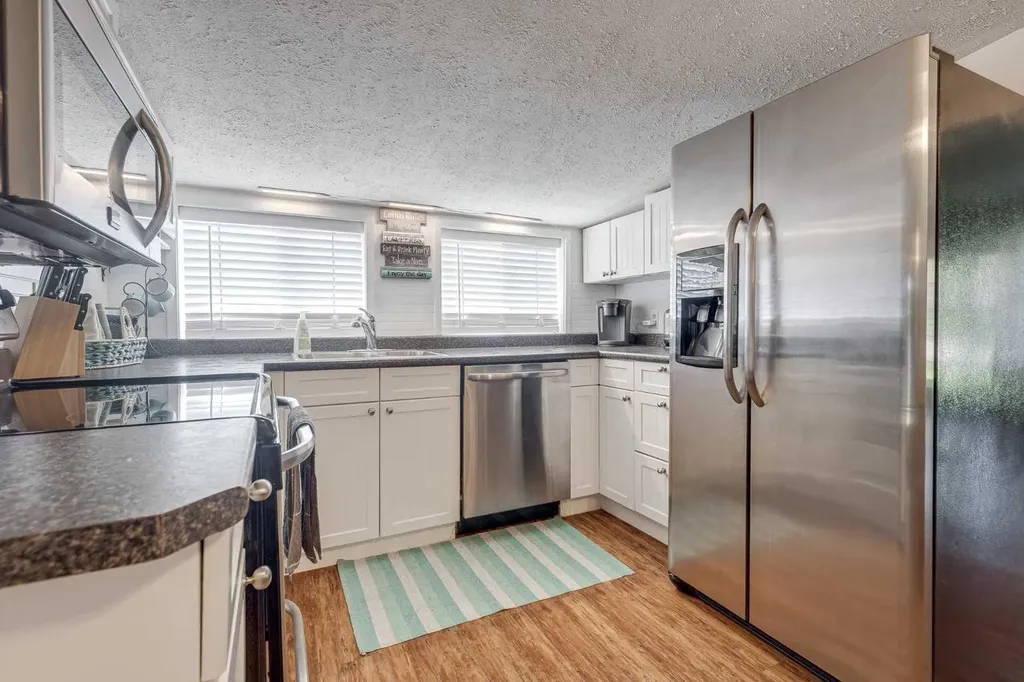 5043 51 Street Sylvan Lake AB T4S 1G6