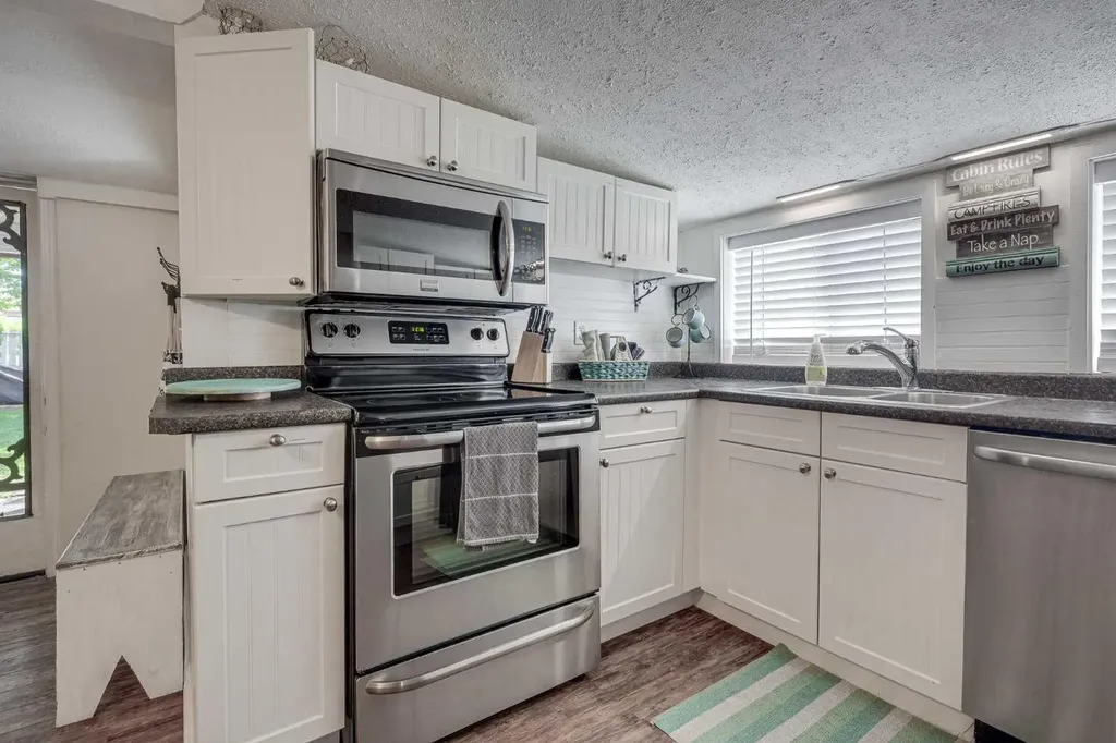 5043 51 Street Sylvan Lake AB T4S 1G6
