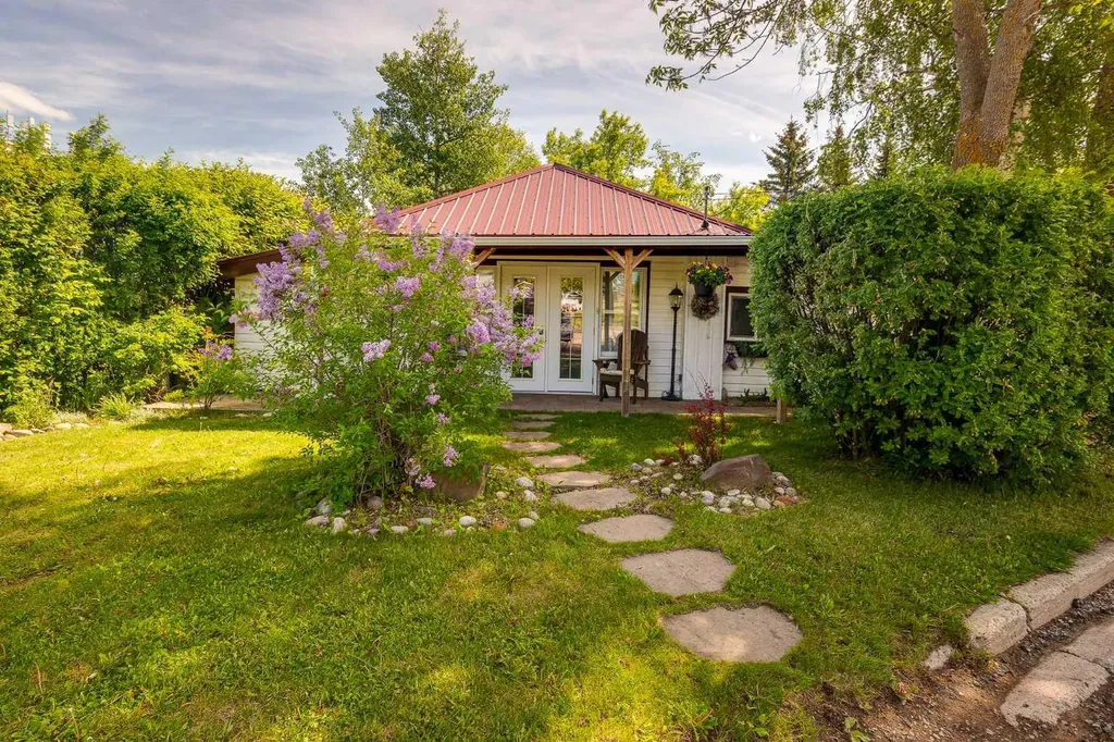 5043 51 Street Sylvan Lake AB T4S 1G6