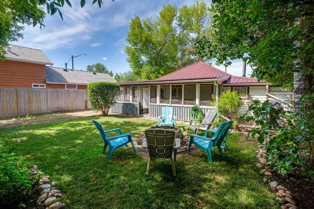 5043 51 Street Sylvan Lake AB T4S 1G6