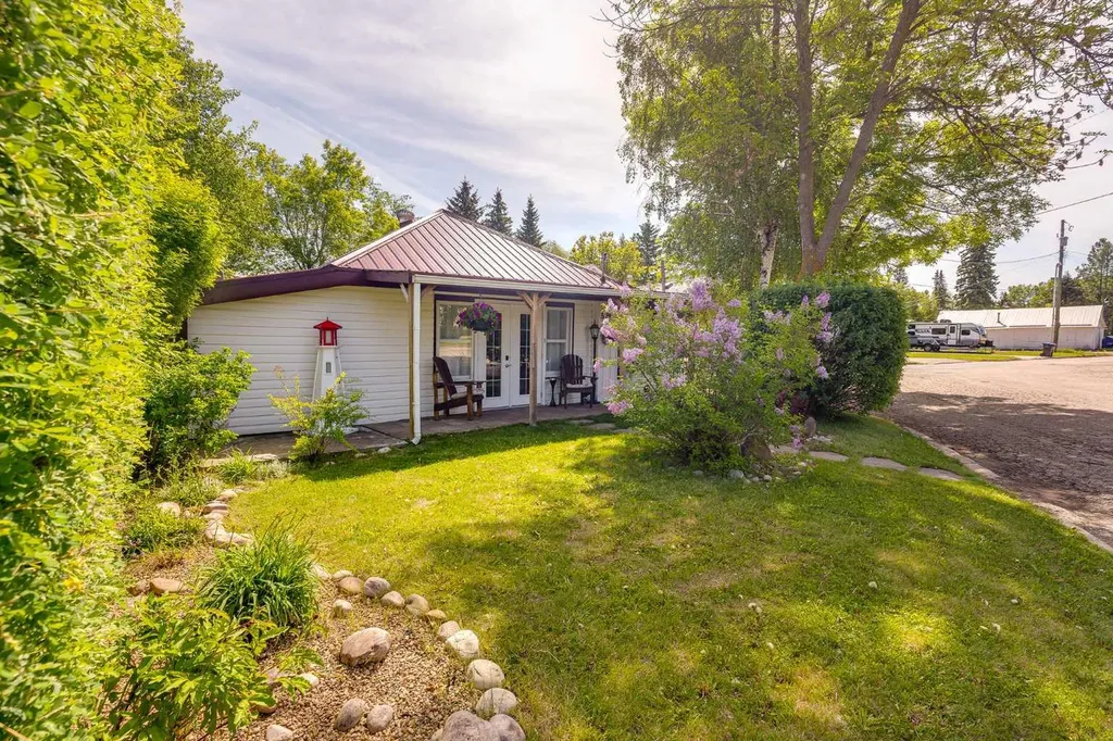 5043 51 Street Sylvan Lake AB T4S 1G6
