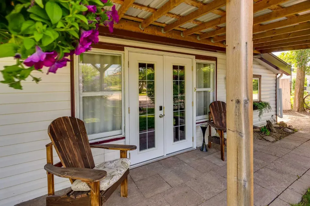 5043 51 Street Sylvan Lake AB T4S 1G6