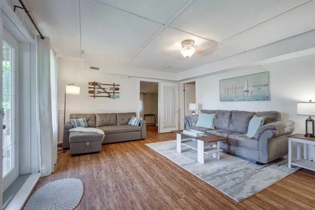 5043 51 Street Sylvan Lake AB T4S 1G6