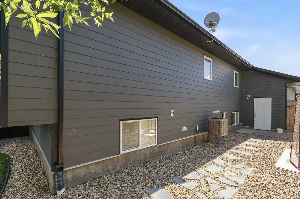 2715 73 Avenue Lloydminster AB T9V3L7