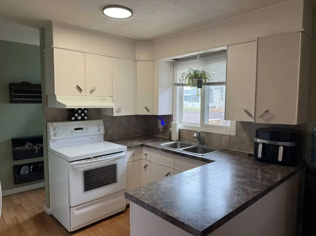201 9 Avenue NE Sundre AB t0m1x0