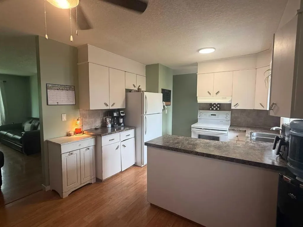 201 9 Avenue NE Sundre AB t0m1x0