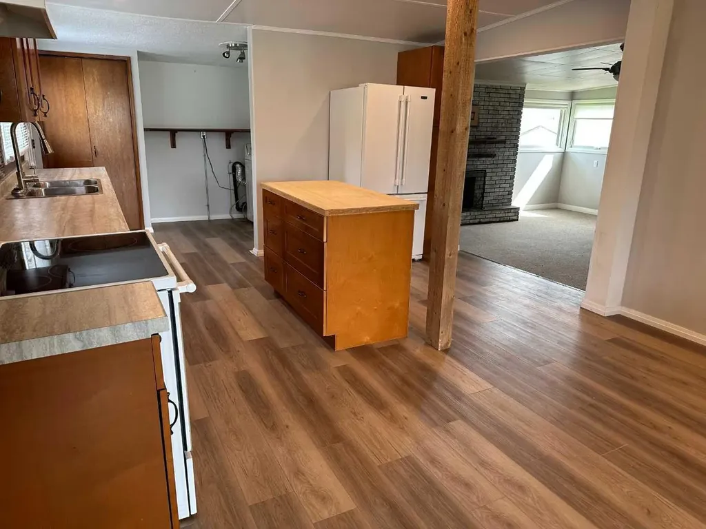 1422 19 Avenue Didsbury AB T0M 0W0