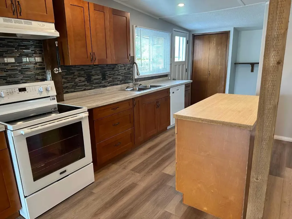 1422 19 Avenue Didsbury AB T0M 0W0