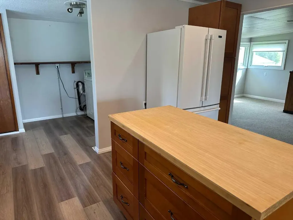 1422 19 Avenue Didsbury AB T0M 0W0
