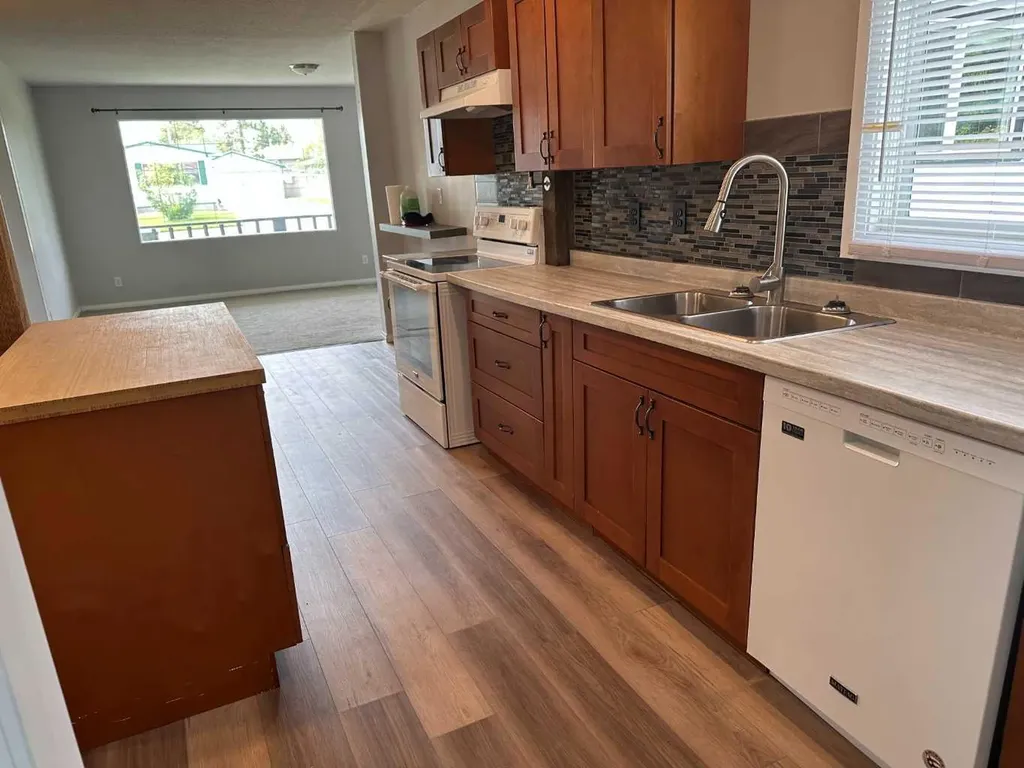 1422 19 Avenue Didsbury AB T0M 0W0