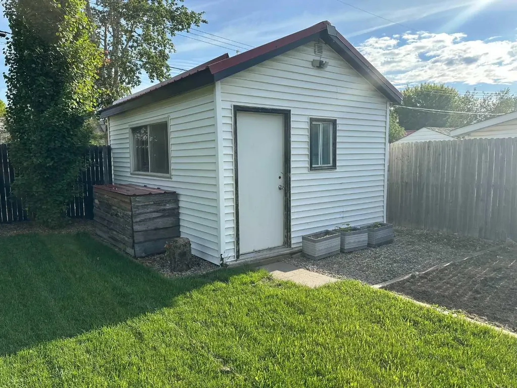 1422 19 Avenue Didsbury AB T0M 0W0