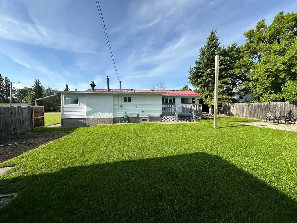 1422 19 Avenue Didsbury AB T0M 0W0
