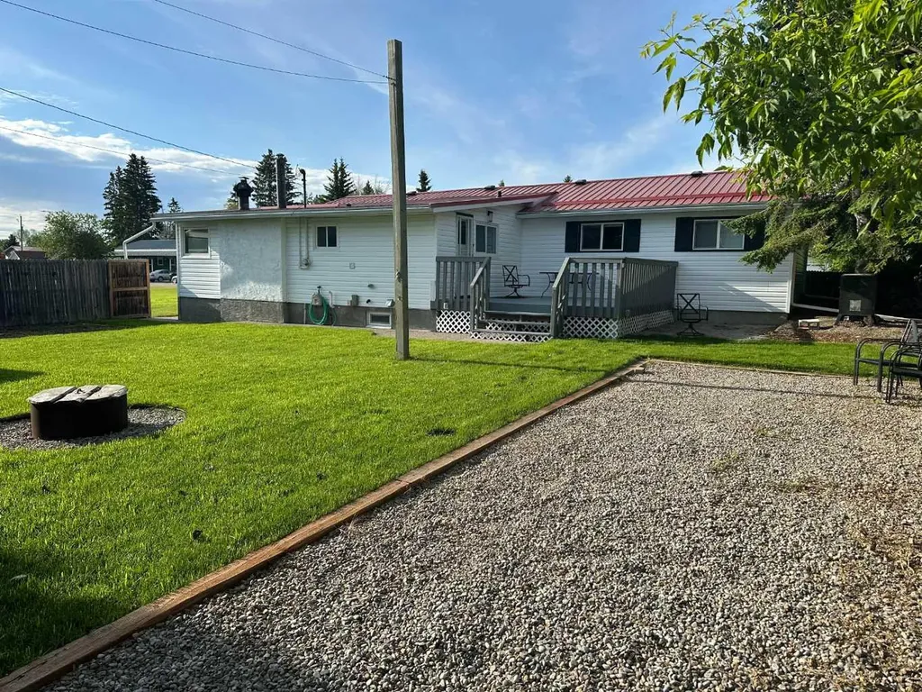 1422 19 Avenue Didsbury AB T0M 0W0
