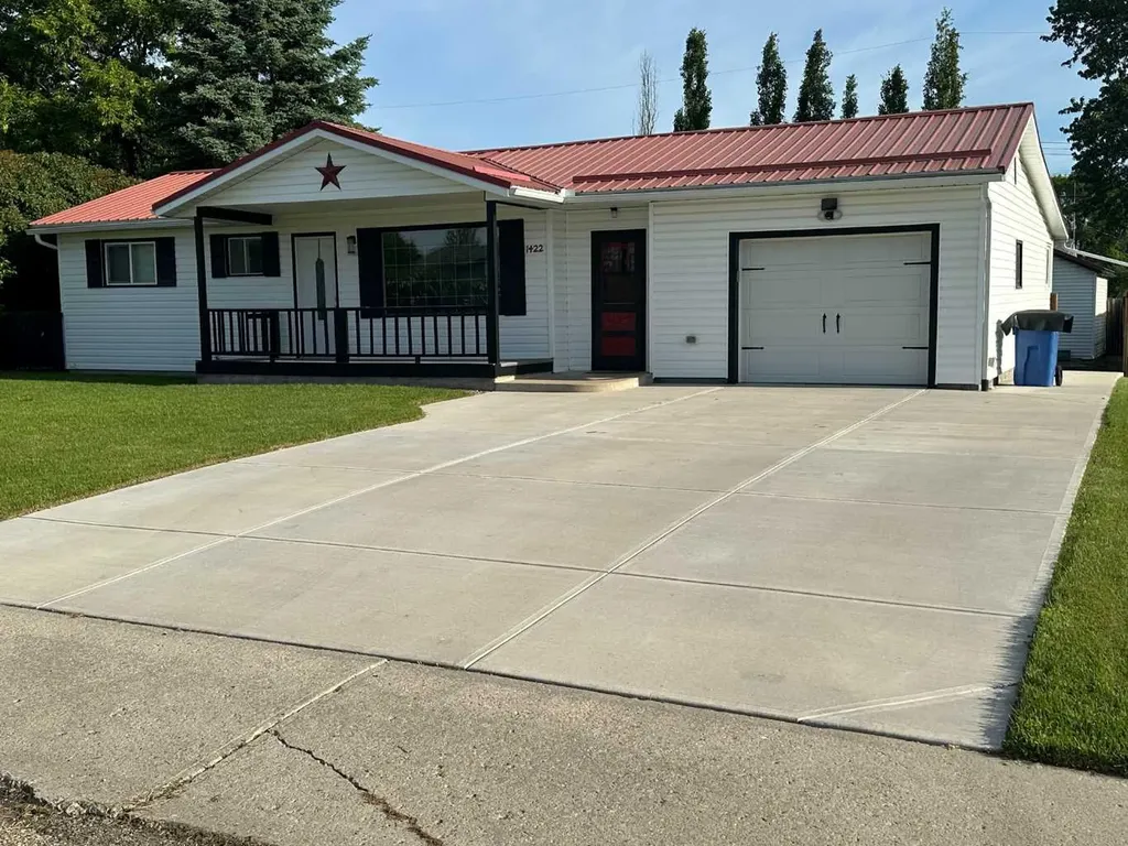 1422 19 Avenue Didsbury AB T0M 0W0