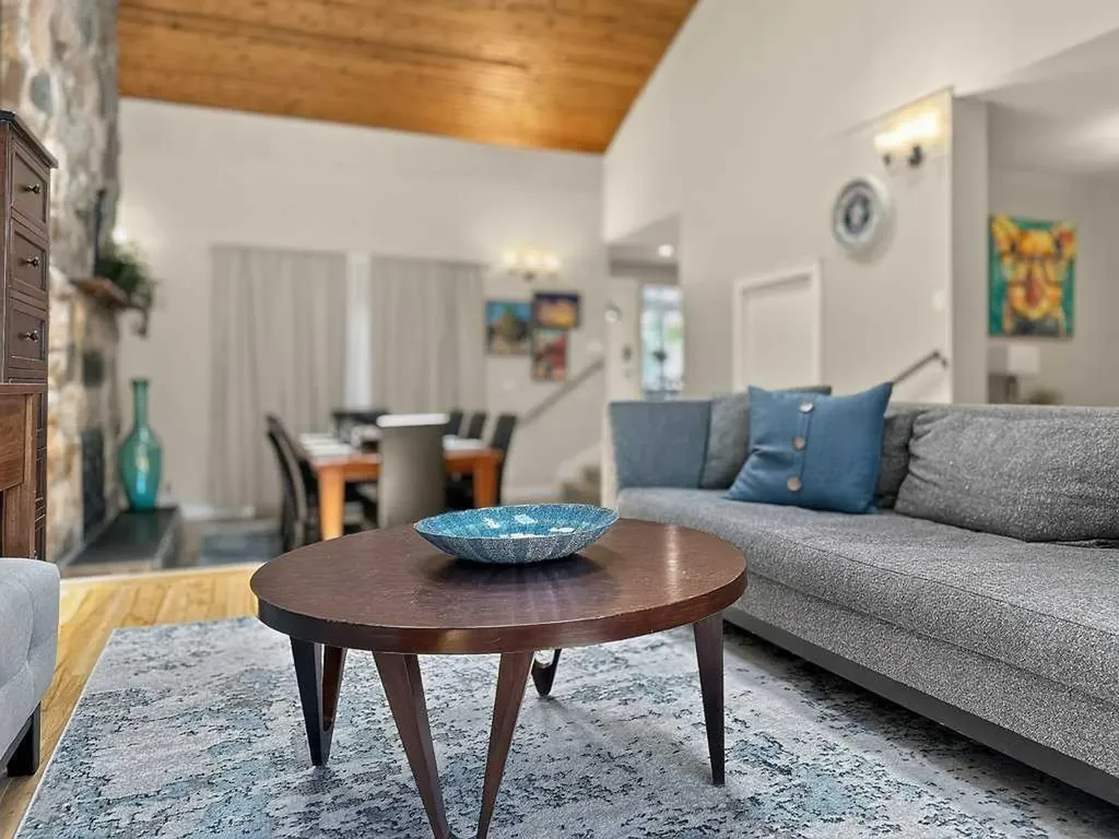 2319 5 Avenue NW Calgary AB T2N 0T1