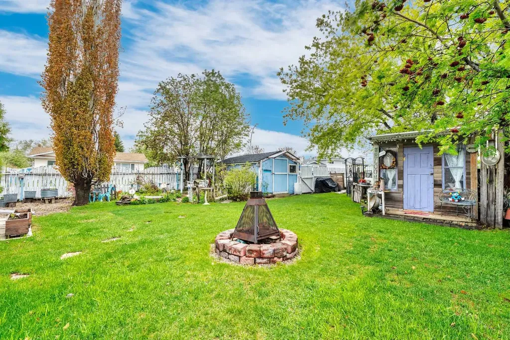 6 Greenview Crescent Strathmore AB T1P 1L2