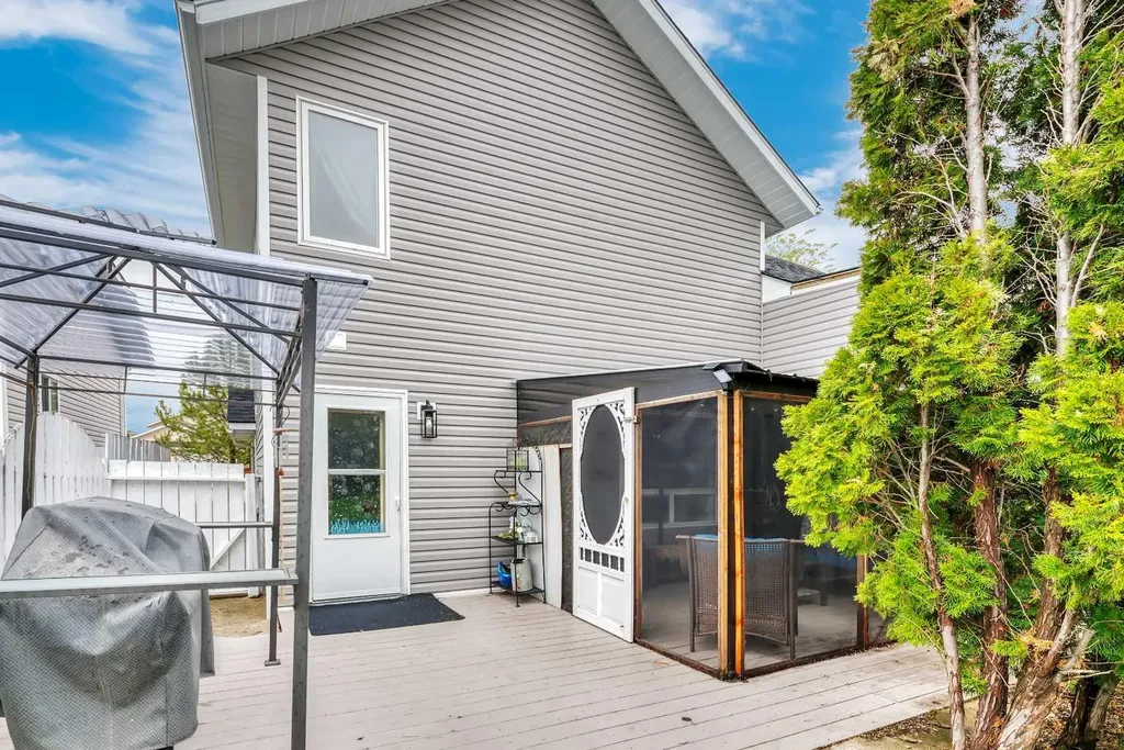 6 Greenview Crescent Strathmore AB T1P 1L2