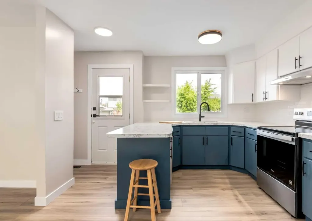 7956 71 Avenue NW Calgary AB T3B 4J3