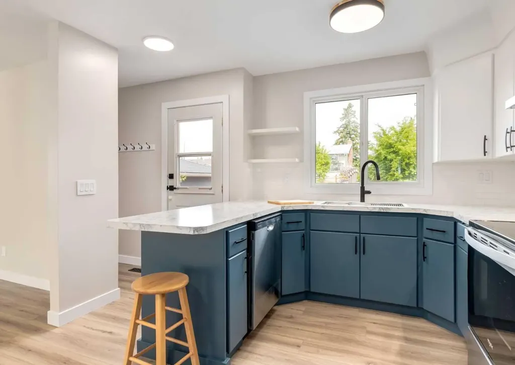 7956 71 Avenue NW Calgary AB T3B 4J3