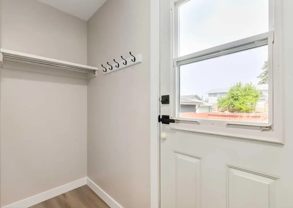 7956 71 Avenue NW Calgary AB T3B 4J3