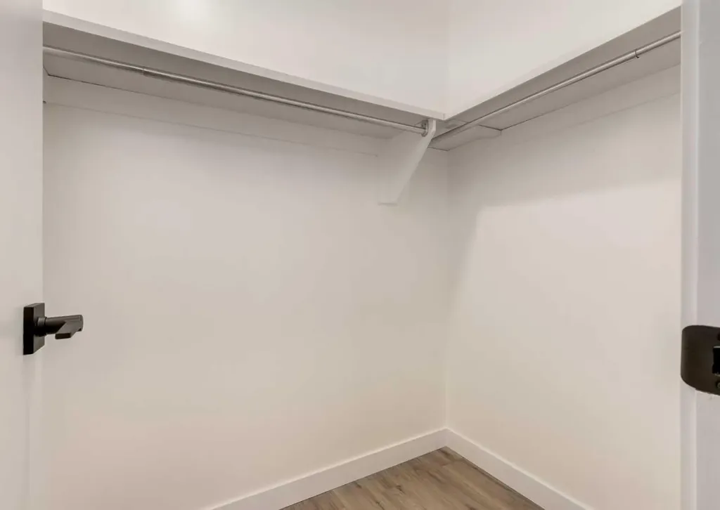 7956 71 Avenue NW Calgary AB T3B 4J3