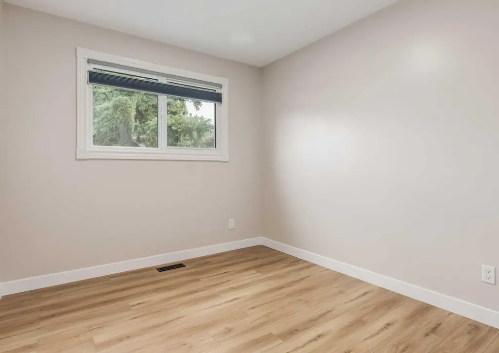 7956 71 Avenue NW Calgary AB T3B 4J3