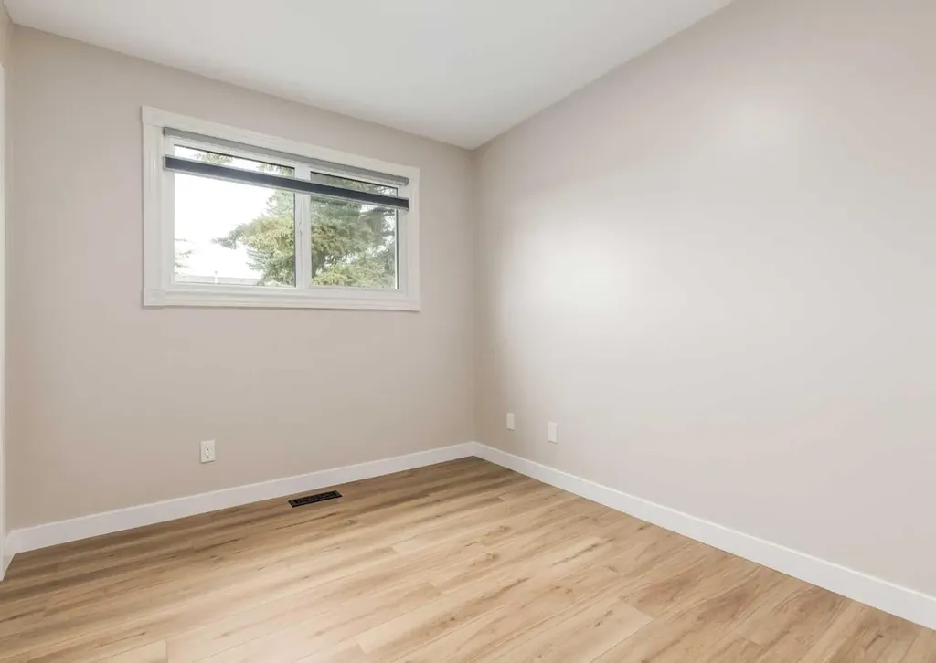 7956 71 Avenue NW Calgary AB T3B 4J3