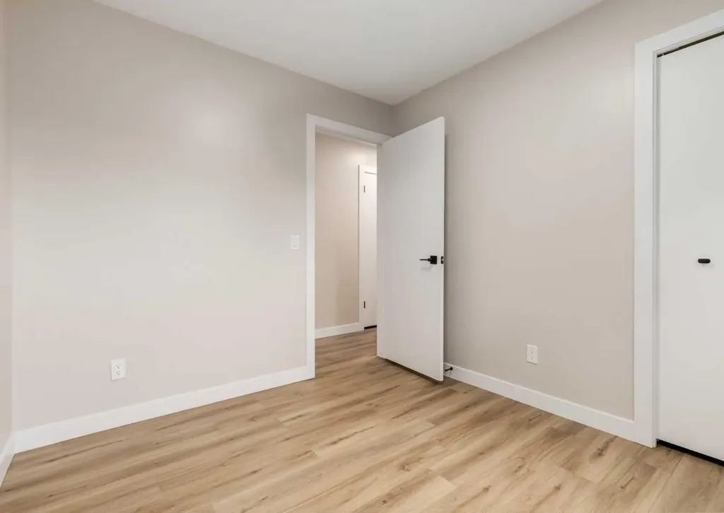 7956 71 Avenue NW Calgary AB T3B 4J3