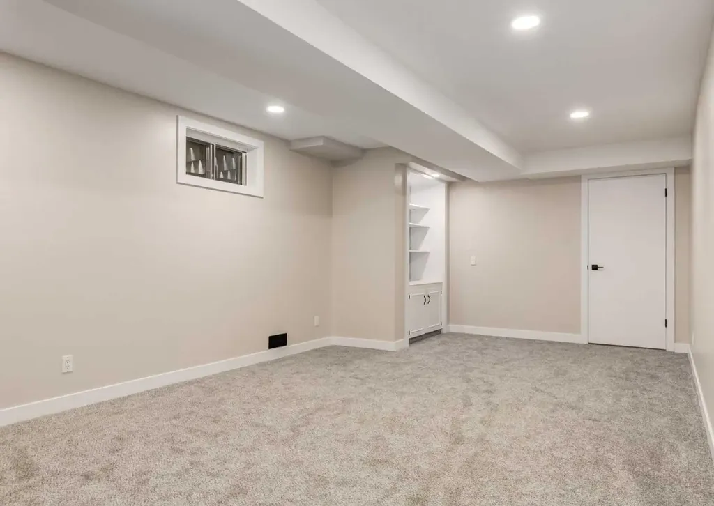 7956 71 Avenue NW Calgary AB T3B 4J3