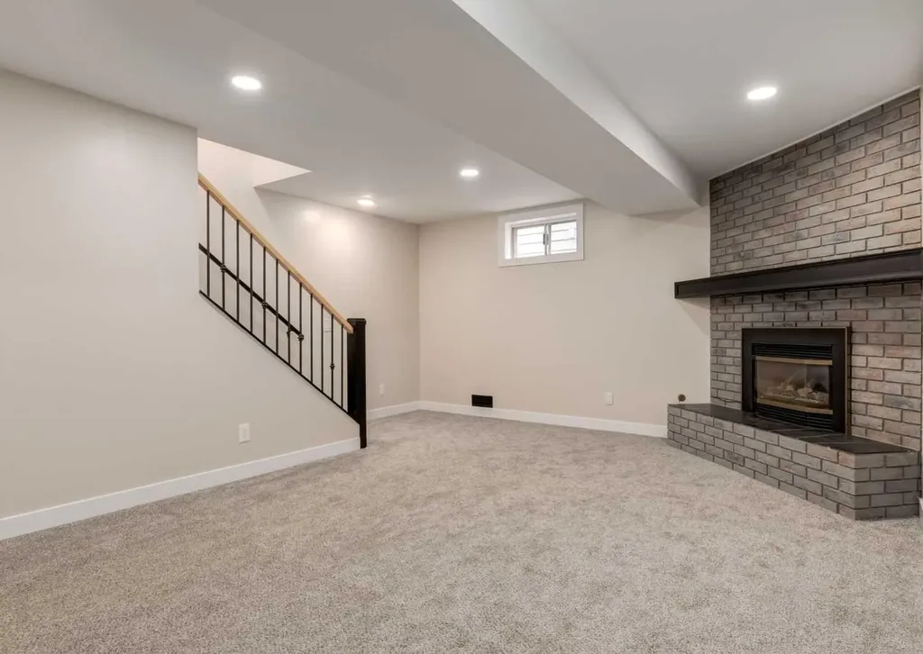 7956 71 Avenue NW Calgary AB T3B 4J3