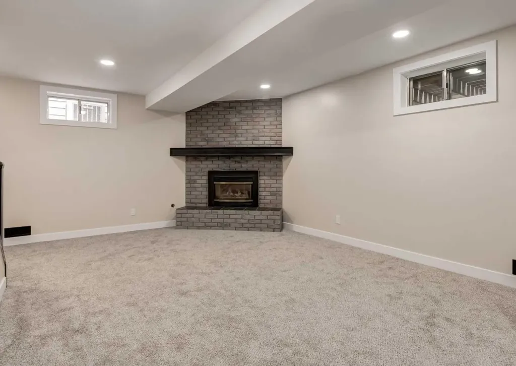 7956 71 Avenue NW Calgary AB T3B 4J3
