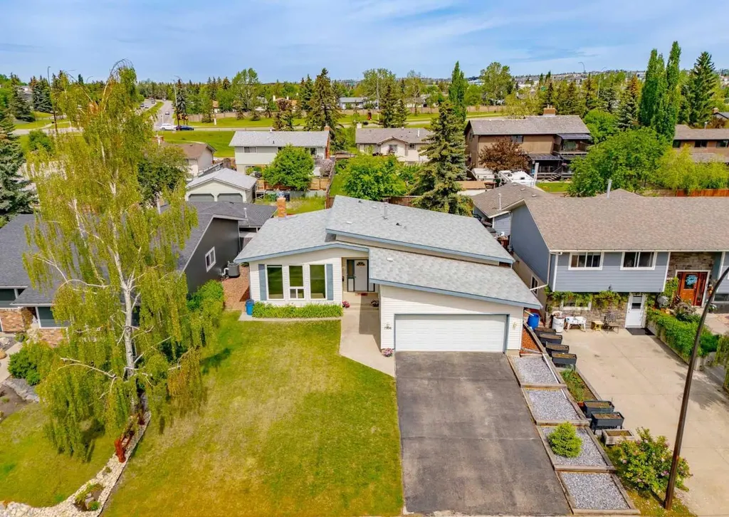 7956 71 Avenue NW Calgary AB T3B 4J3