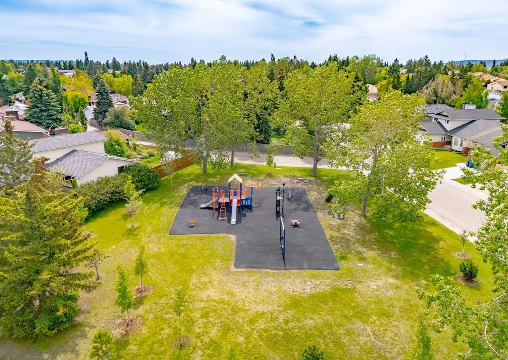 7956 71 Avenue NW Calgary AB T3B 4J3