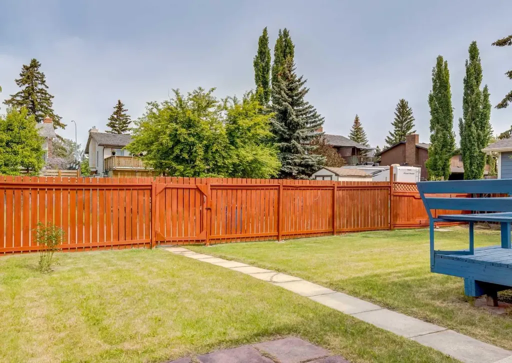 7956 71 Avenue NW Calgary AB T3B 4J3