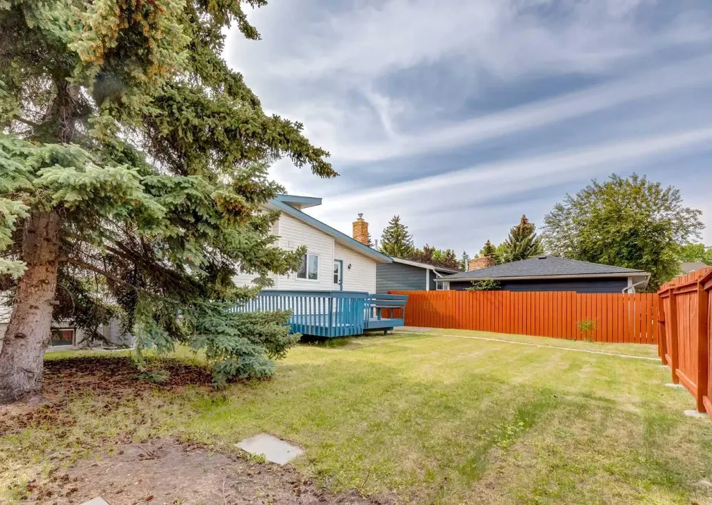 7956 71 Avenue NW Calgary AB T3B 4J3